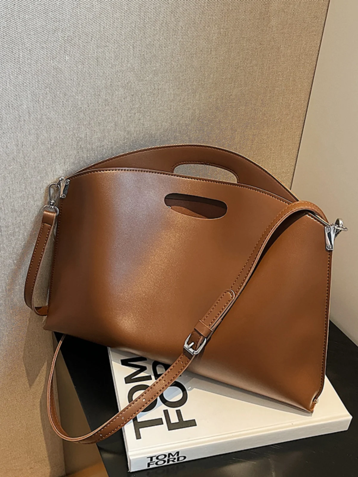 

Advanced large-capacity bag 2023 new handbag fashion messenger bag tote bag