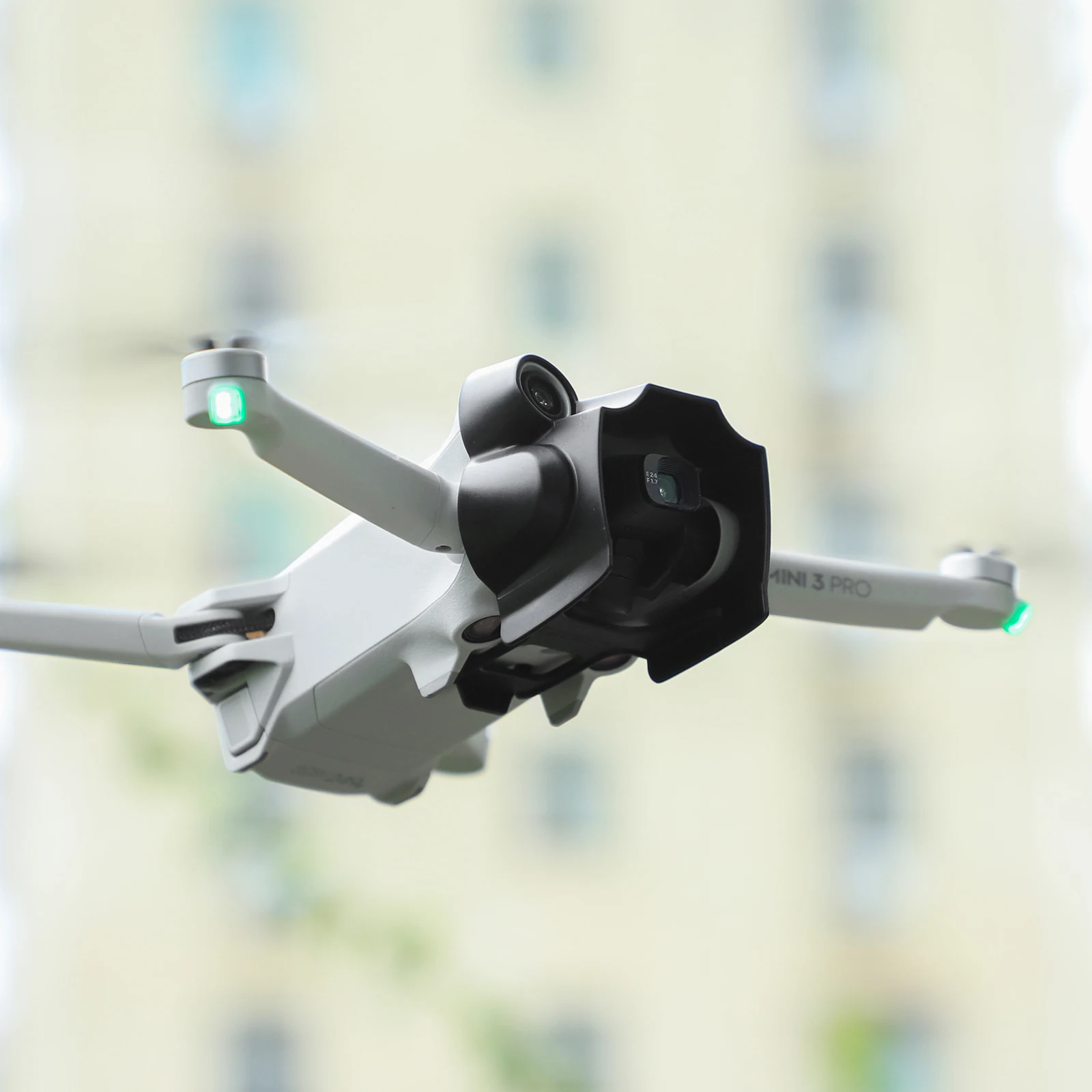 Pare-soleil anti-éblouissement pour DJI Mini 3 Pro, fixé solidement pour une utilisation en plein soleil.