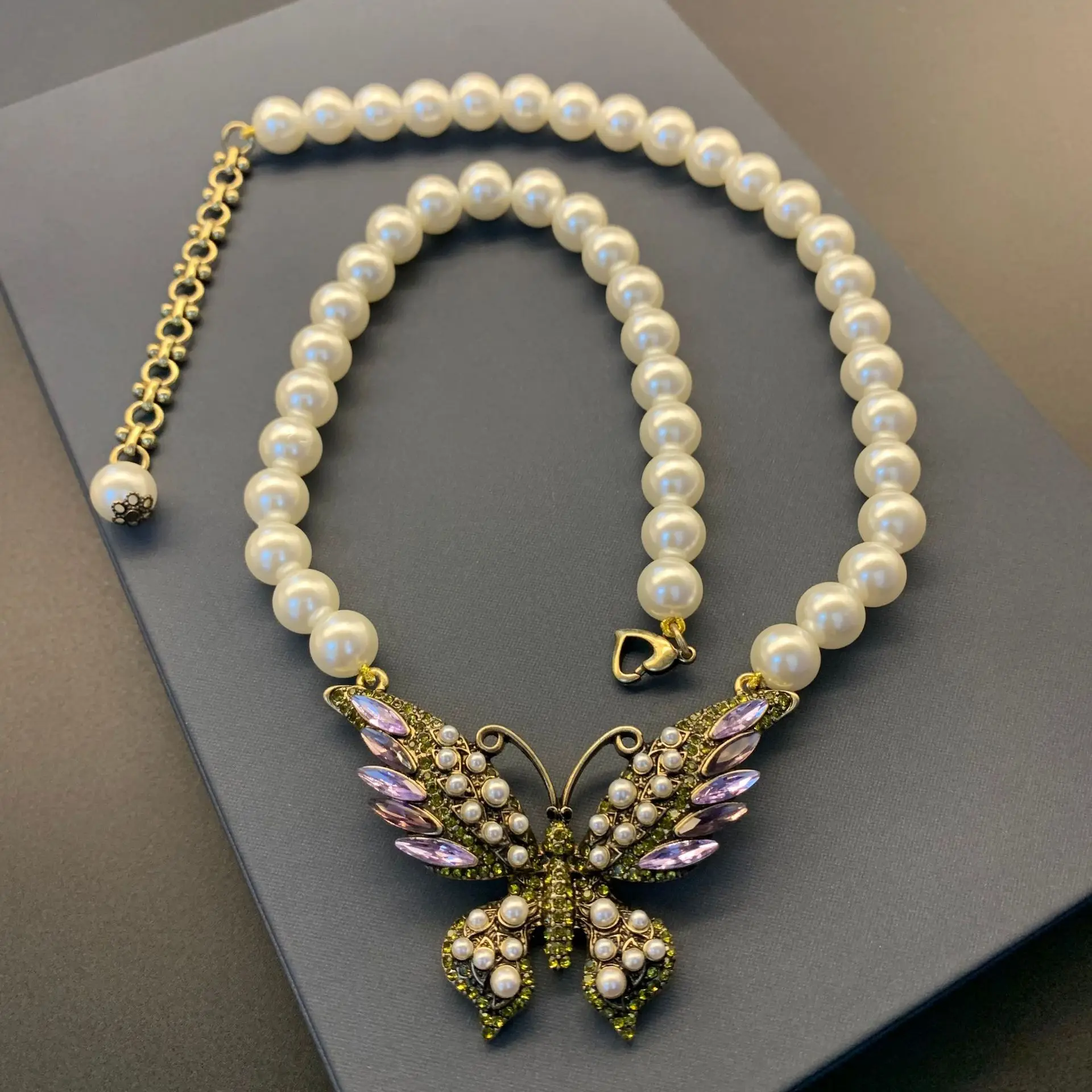 

European and American fashion vintage butterfly French pearl necklace