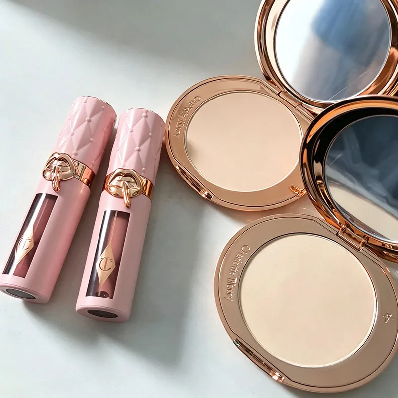 Set Trucco CT: Spray Modellante Traspirante, Polvere a Texture Fine, Blush in 2 Colori, Lucidalabbra, Cosmetici in Confezione Dorata - immagine 2