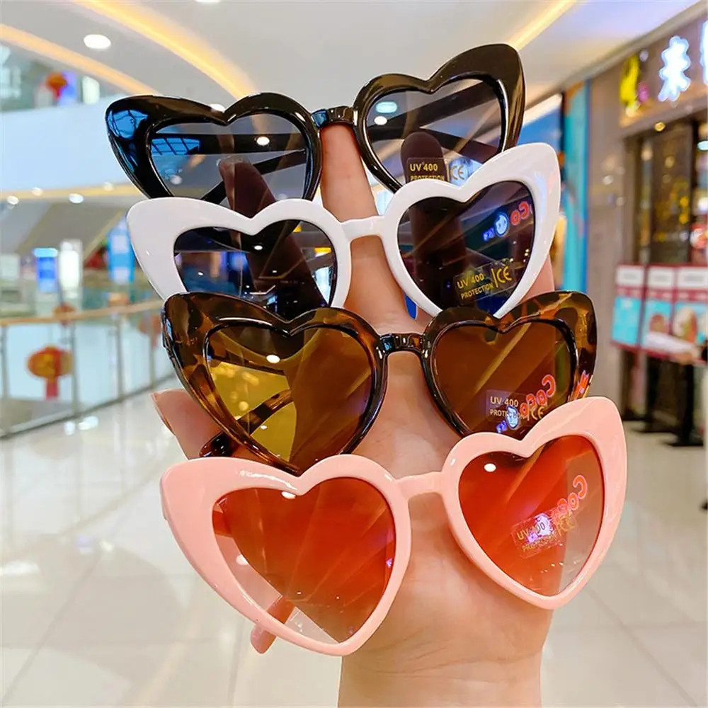 

2023 Heart Shaped Kids Sunglasses Lovely Children Sun Glasses Street Shooting Sunglasses Unique Boys Girls Party Favor Eyewear
