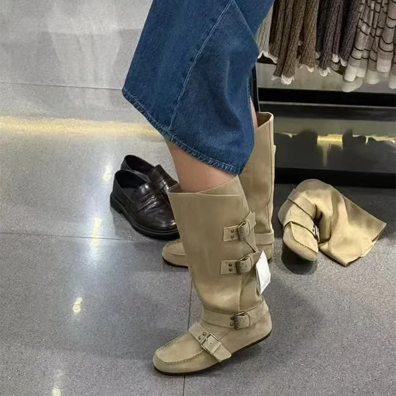 Kniehohe Stiefel aus gefrostetem Wildleder für Damen mit Retro-Gürtelschnalle, elegante Slip-On-Schuhe mit niedrigem Absatz, modische Damen-Stiefel – Detail 5