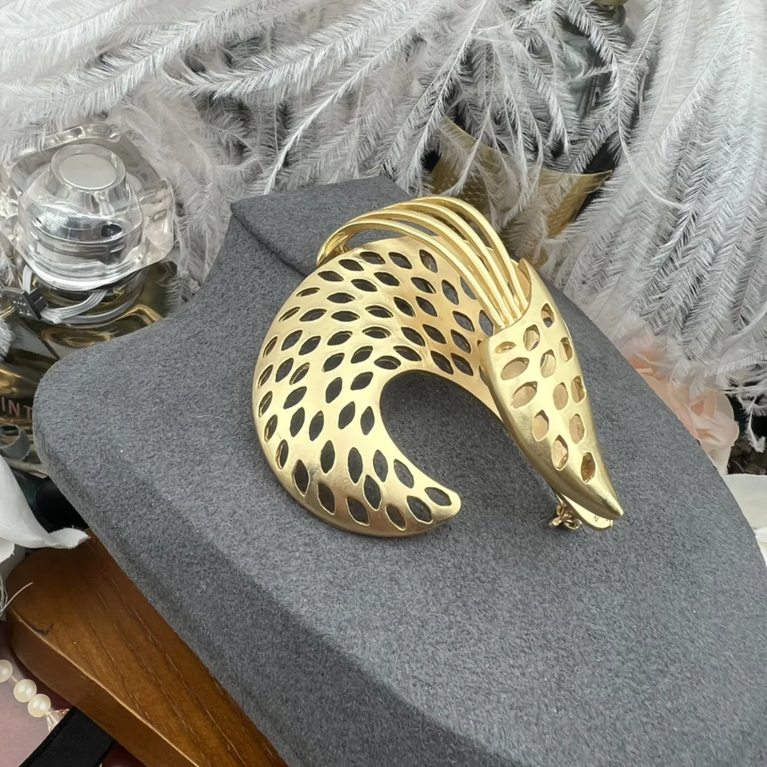 Fashion Senior Temperament Brass gold platings exquisite Corsage pins Brooch for women's girl gift  Jewelry Accessory