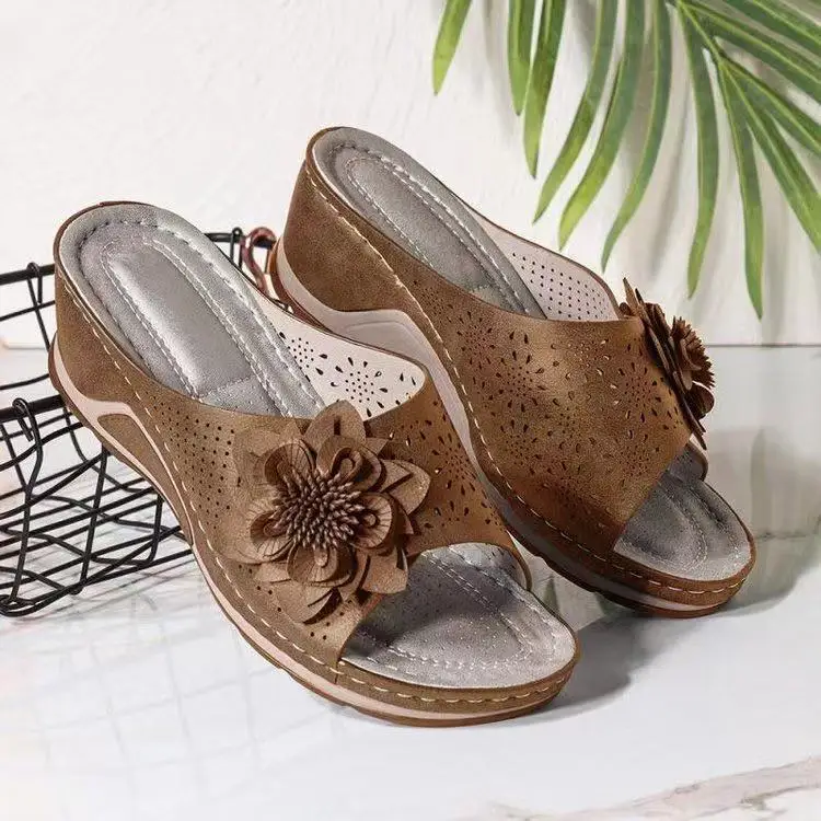 

2024 Spring Summer New Outdoor Slippers Solid Color Leather Overlay Belt Buckle Decoration Open Toe Thick Sole Beach Sandalsa