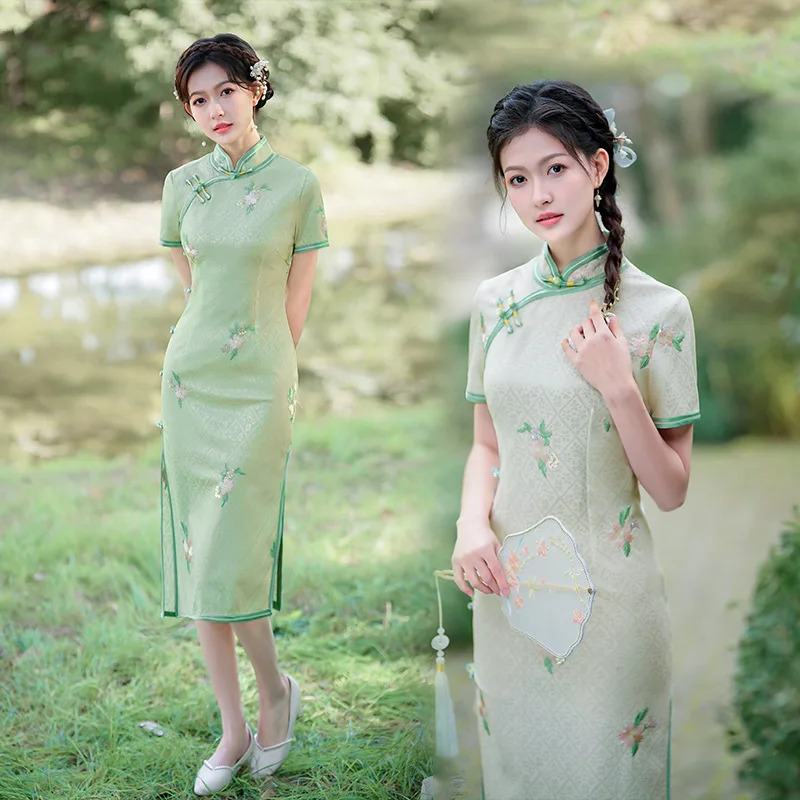 

Chinese National Floral Embroidery Long High Split Cheongsam Women Short Sleeve Vintage Dresses