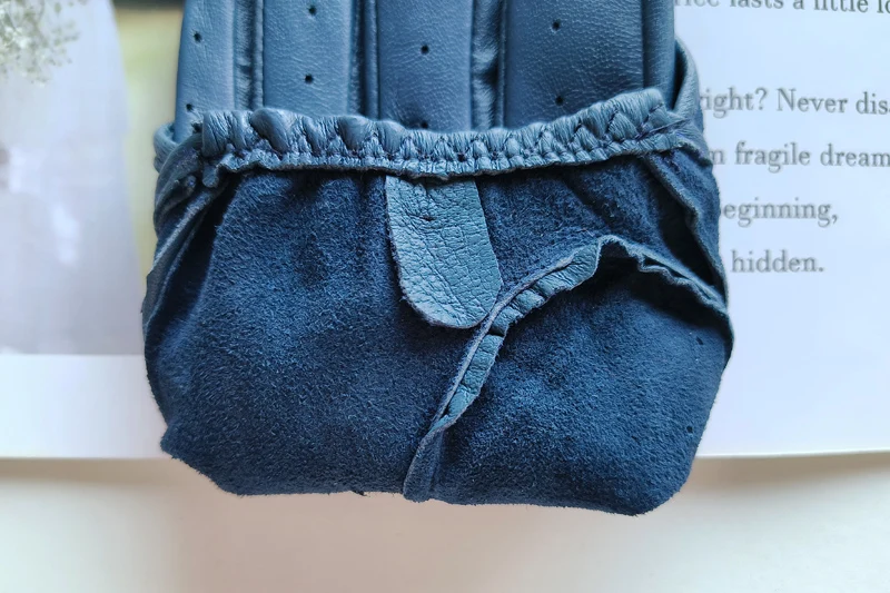 Damen-Fahrerhandschuhe aus Schaffell. Dünne, atmungsaktive, ungefütterte, farbige Lederhandschuhe. Sommer – Detail 2