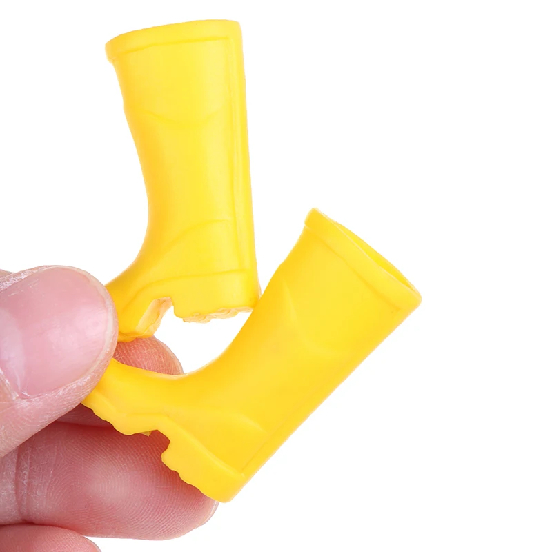 Miniatura Stivali Da Pioggia Gialli Handley Scala 1:12 – Per Casa Delle Bambole