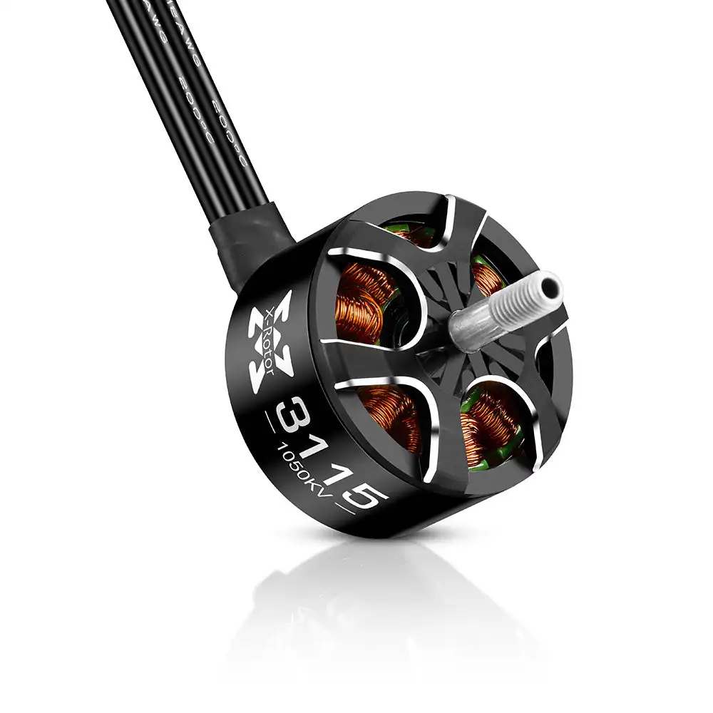 Moteur brushless 2807 1500KV pour drone de course installé sur un bras de drone, hélice montée