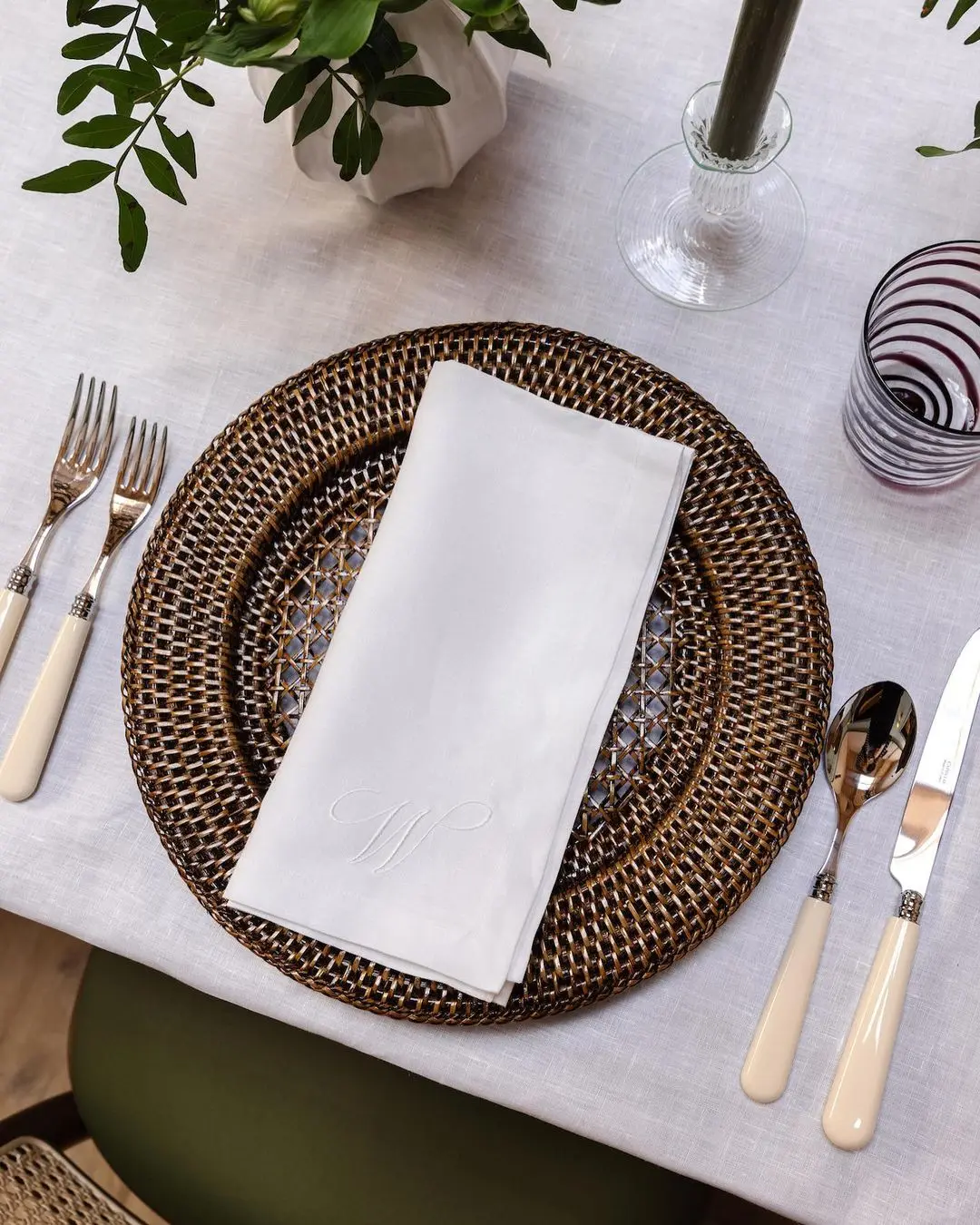 Lot 1 nappe et ses 12 serviettes de table brodées - Linge de maison