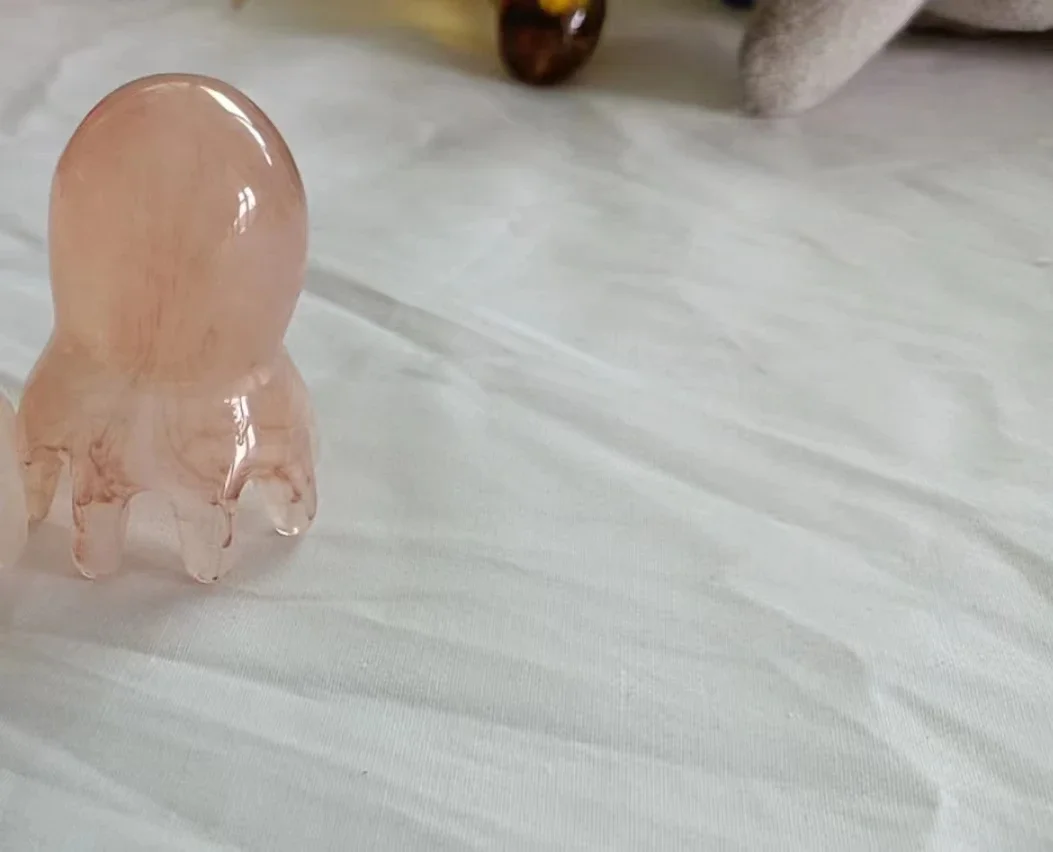 Oktopus-Akupunkturpunktkamm aus Naturharz, tragbares Kopf- und Nackenmassagegerät zur Stressabbau, Meridian-Therapie, Haarpflege, Alem – Detail 9