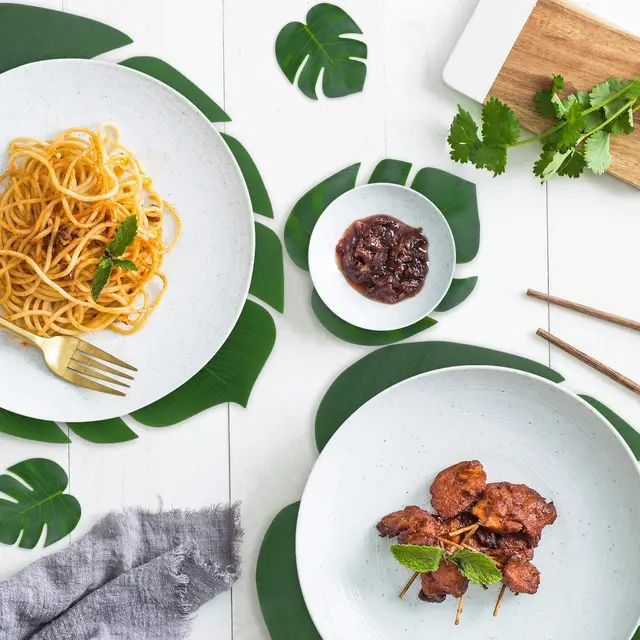 하와이 파라다이스를 위한 잔디 스커트와 꽃의 열대 조화