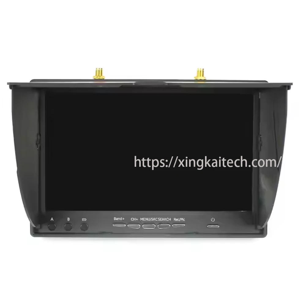 Moniteur FPV 7 pouces 5.8G 40CH avec batterie intégrée affichant le flux vidéo d'un drone en vol.