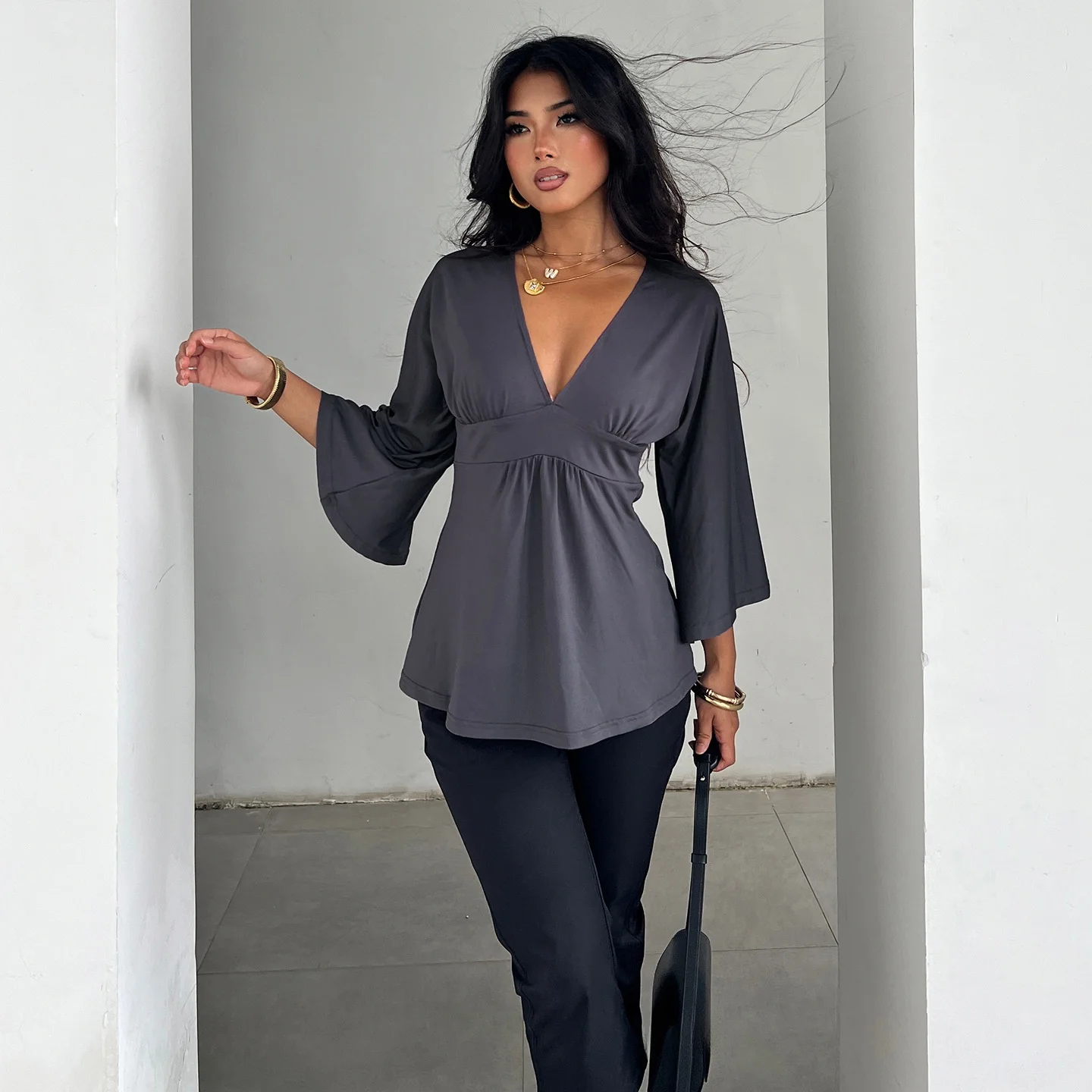 V-Ne Drapey Mid-Sve T-irt Women's Sexy Sle Milk Fiber Thiened Autumn Season Faionable Bell Sve T-irt