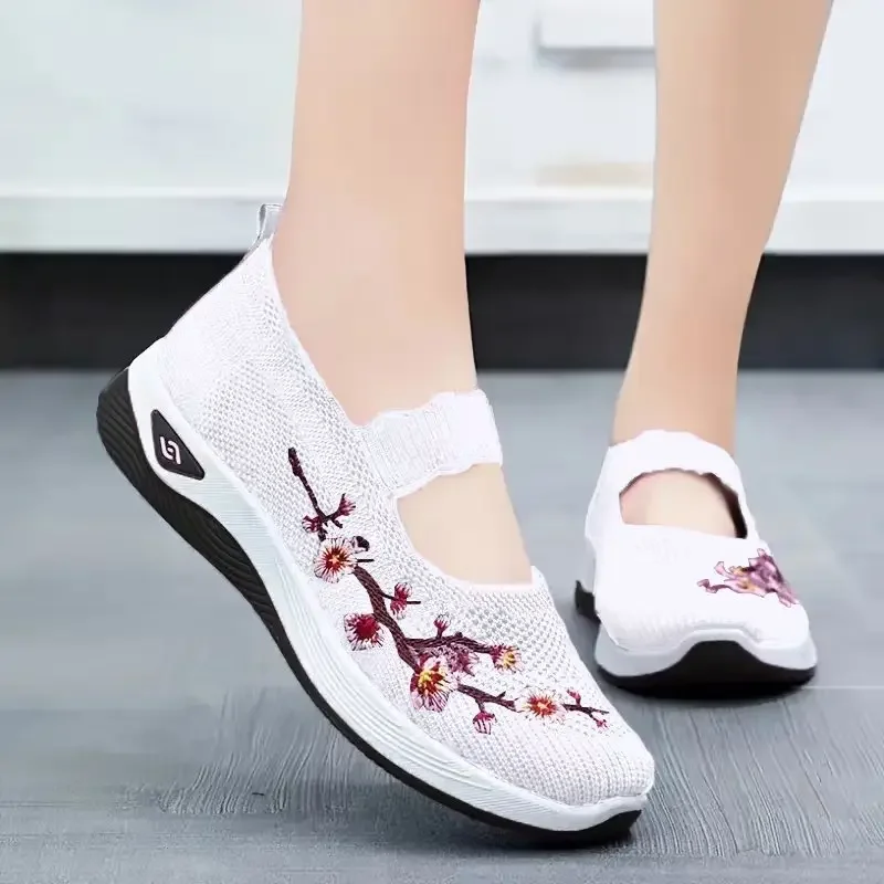 ตัวเลือกสินค้า รองเท้าผ้าใบแฟชั่น 2025 น้ำหนักเบา สบายเท้า ใส่ได้ทุกโอกาส