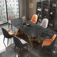 Table à manger en marbre avec structure en métal doré, mobilier élégant pour salle à manger et chambre d'hôtes. 2