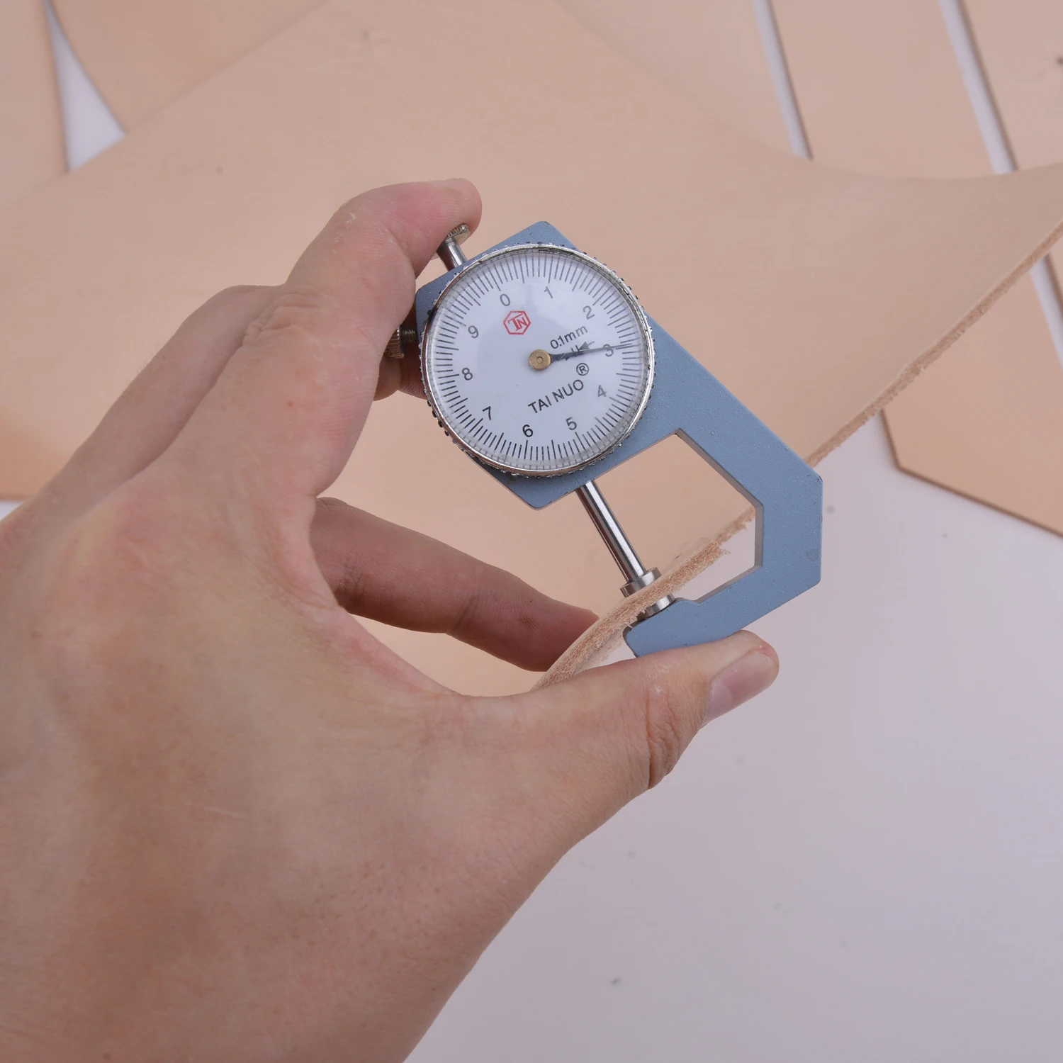 2파운드 풀 그레인 베지터블 태닝 소가죽 원색 가죽 조각 잔여물 3.0mm 두께