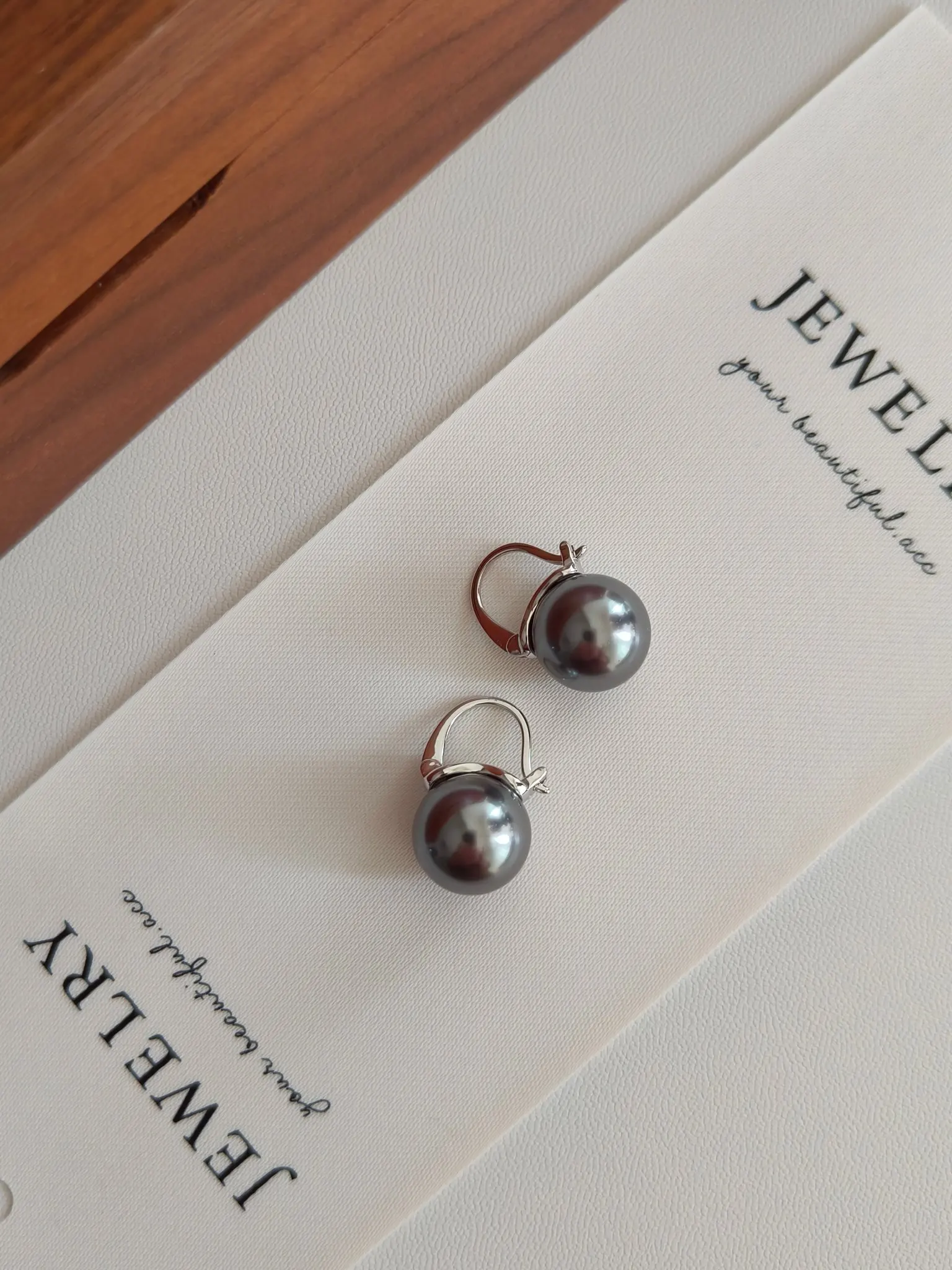 VOBIPY Ohrring aus 925er-Sterlingsilber, schwarze Perlenohrring für Frauen, Hochzeit, Party, Geschenk, Modeschmuck, 10–12 mm Muschelperle – Detail 5
