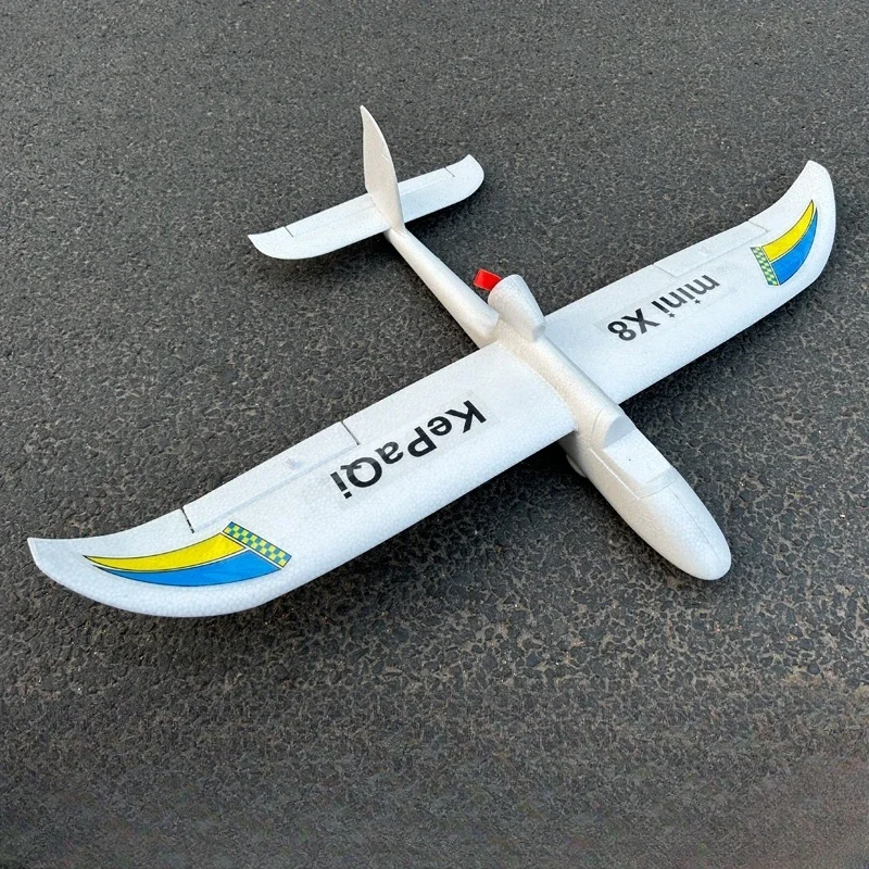 Détail du fuselage EPO du KEPAQI X8, avion d'entraînement pour débutant, sur fond blanc.