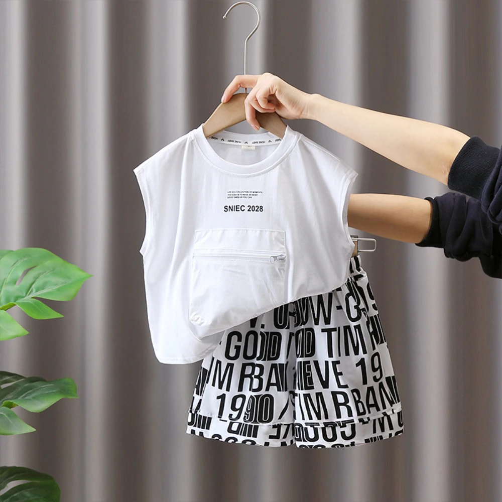 

Комплект детской одежды из футболки с коротким рукавом и шортов