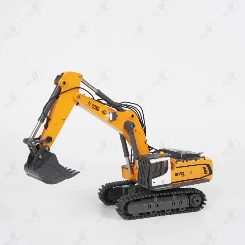 Gros plan sur le bras articulé de l'excavatrice RC 1/50 en alliage - Voiture télécommandée 2.4GHz pour adulte, godet prêt à charger.