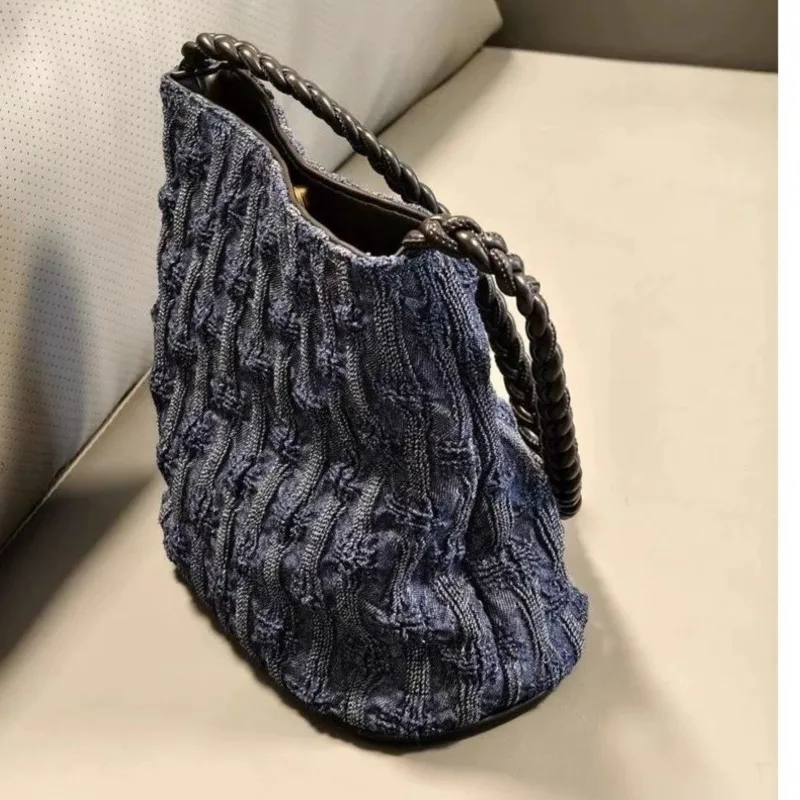 Retro Denim Crinkle Tote Bag Women Woven Strap Large Capacity Bucket Bag Ladies Casual Versatile Commuter Sle Underarm Bag 2025