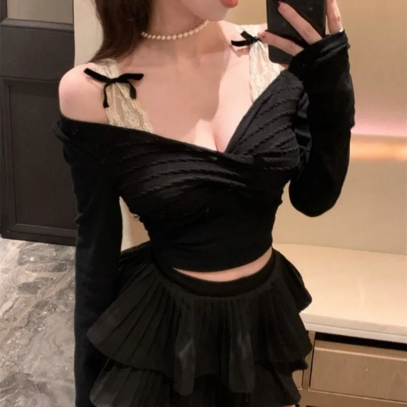 Pure Lust Style Fake Zweiteiliges Spitzenspleiß-T-Shirt für Frauen im Frühling und Herbst mit süßem, würzig schulterfreiem Slim-Top