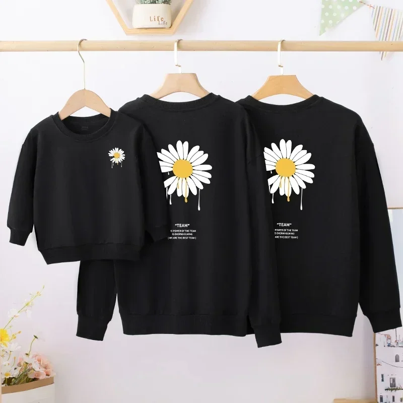 thumbnail image 1 of Camisetas navideñas de invierno para madres e hijas, camisetas con estampado de margaritas y flores, conjuntos familiares a juego, sudaderas para padre e hijo, jerséis para parejas, 1 of 5