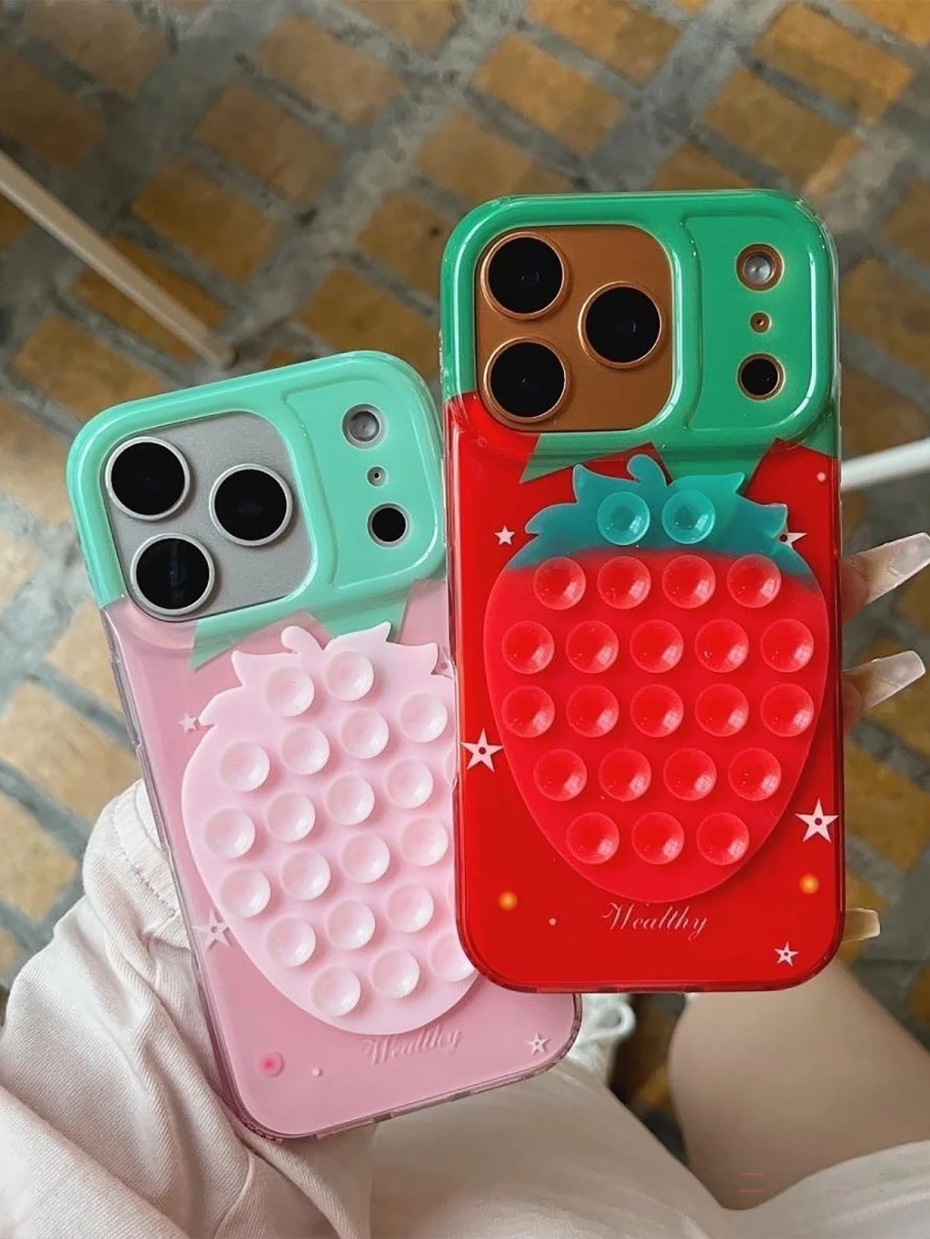 1 simpatico adesivo per telefono a forma di fragola, a doppia faccia, da 23 pezzi, ispessito e antiscivolo, power bank, adesivo per la parte posteriore della custodia del telefono, ventosa in silicone - specifico per selfie e riprese video, forte presa, adatto alla maggior parte dei telefoni - supporto in silicone resistente con superficie liscia e adesiva, adatto per attaccare al vetro dell'auto, per l'uso sotto la doccia, strumento ideale per la registrazione video e la fotografia, accessorio per telefono, ottima idea regalo per ragazze! - immagine 2