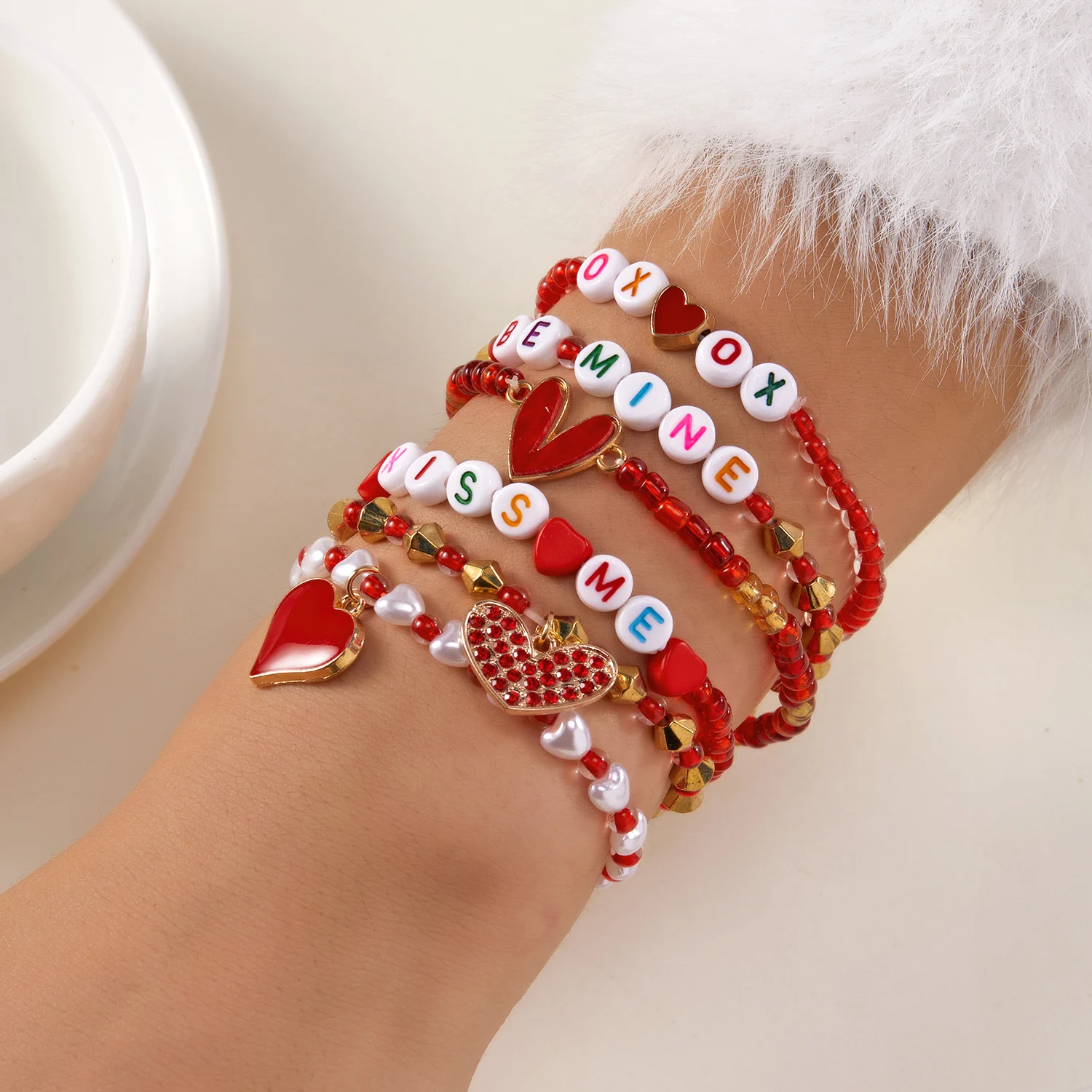 Romantisches Herz-Blumen-Stapelarmband-Set für Frauen, trendiges Buchstaben-Kristall-Strass-Perlen-Armband, Freundschaftsschmuck, Geschenk – Detail 1