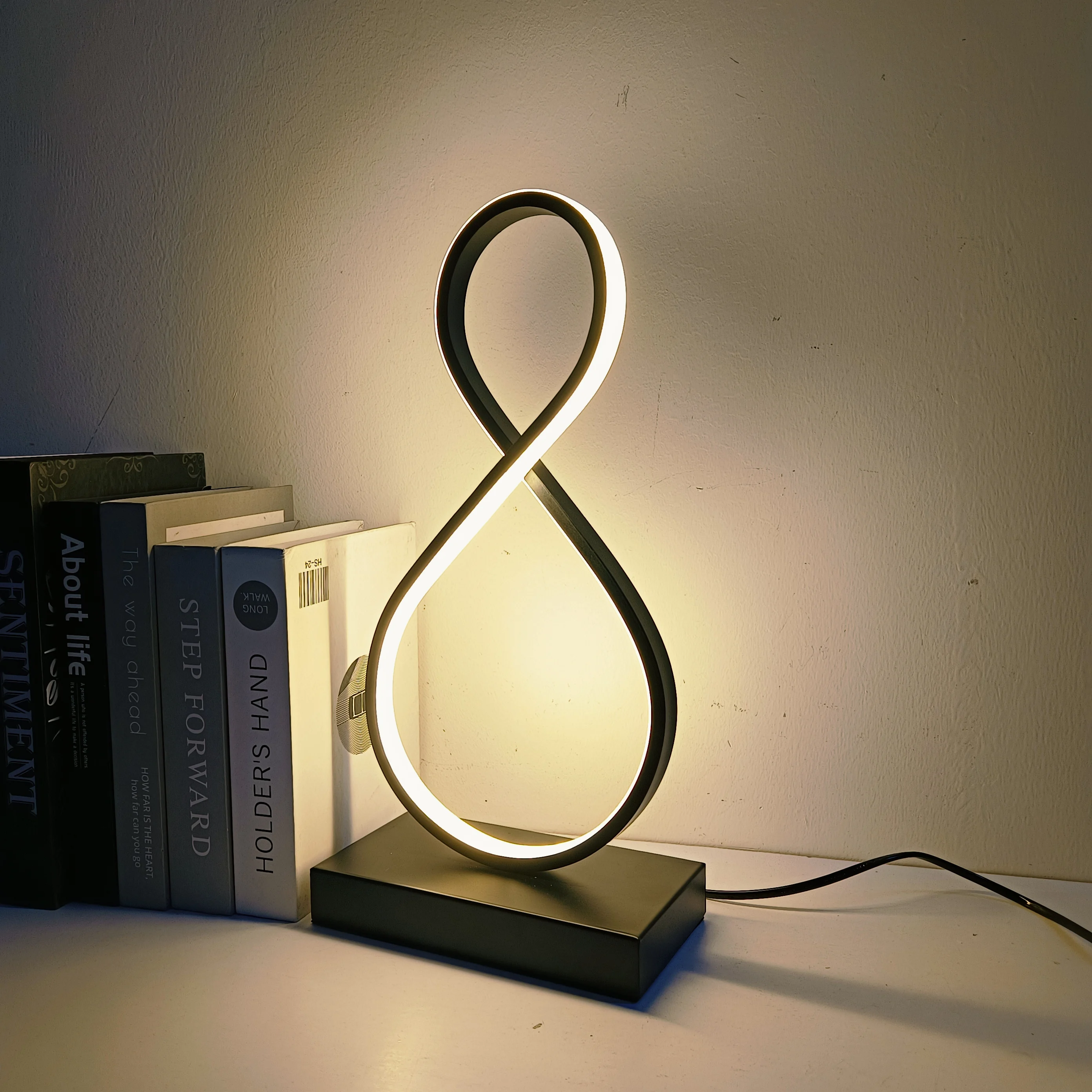 lâmpada de mesa moderna para leitura em formato de minimalista