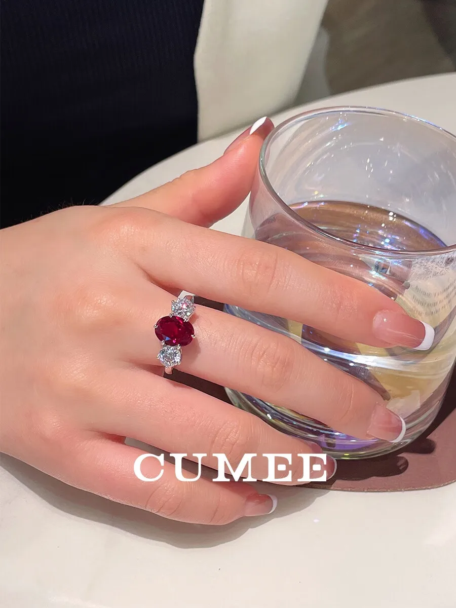 CUMEE 클래식 작은 캐럿 쓰리 스톤 재배 루비 원석 레드 반지, 금도금, 아내 및 여자 친구 선물
