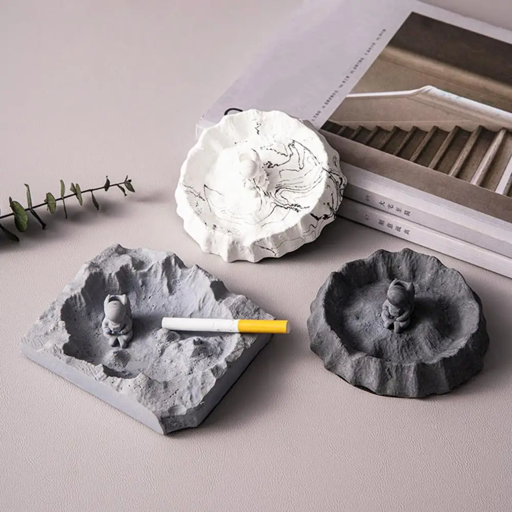 Funny Ash Container Textured Decorative Ash Tray Imitated Moon Astronaut Ashtray Holder for Party Ashtray Holder