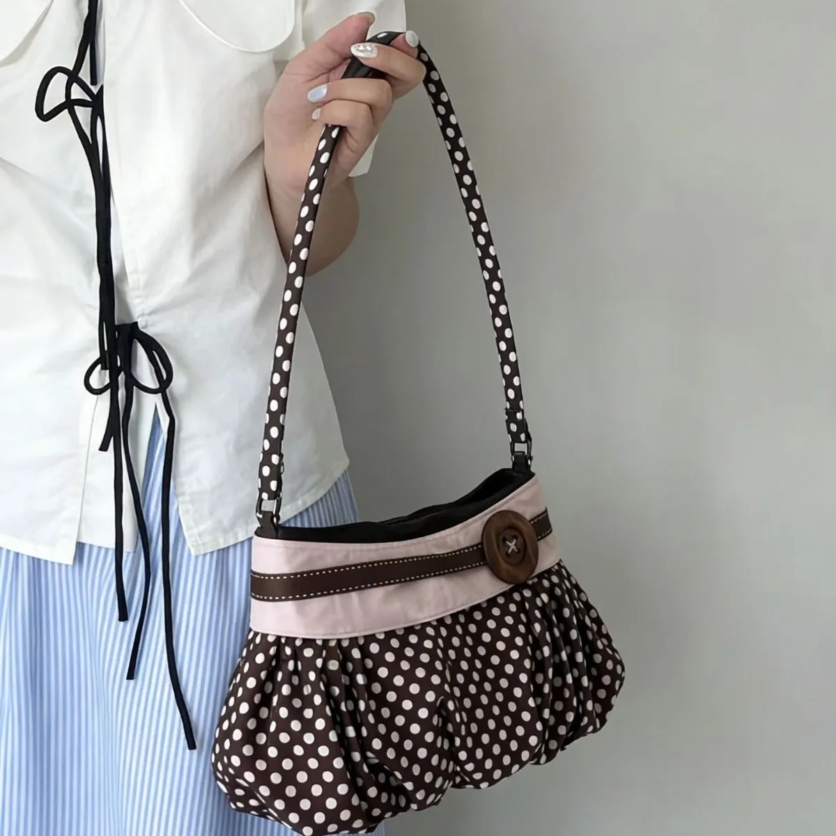 Borsa a Spalla Retrò a Pois con Bottoni in Legno, Borsa a Mano con Design Plissettato, Borsa Morbida a Forma di Raviolo, Borsa Casual a Righe per Pendolari - immagine 2