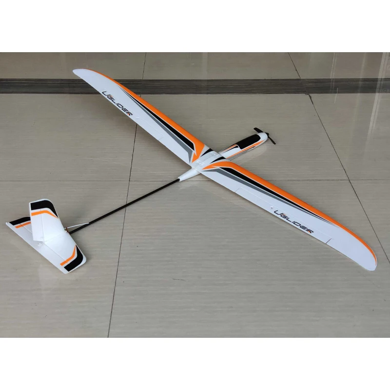Aile du planeur RC UGLDER 300g montrant la structure en EPO et les servos