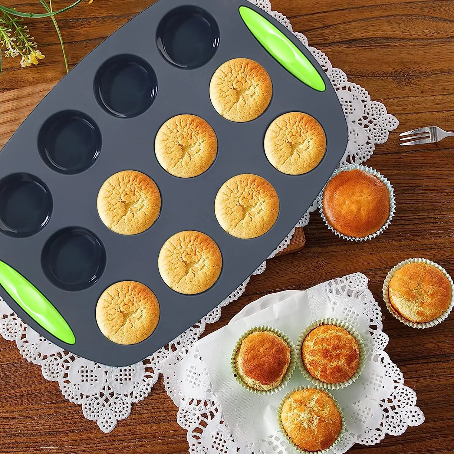 Muffin Pan with Lid and Silicone Grips