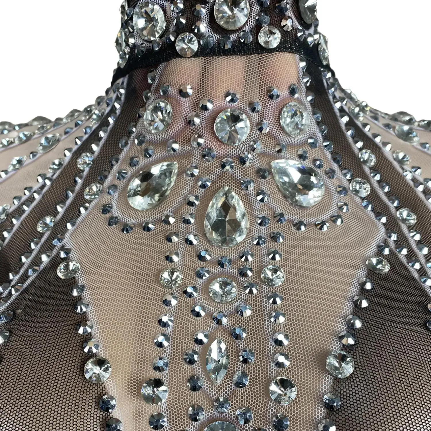 Рисунок 5 - Женское длинное платье с перьями