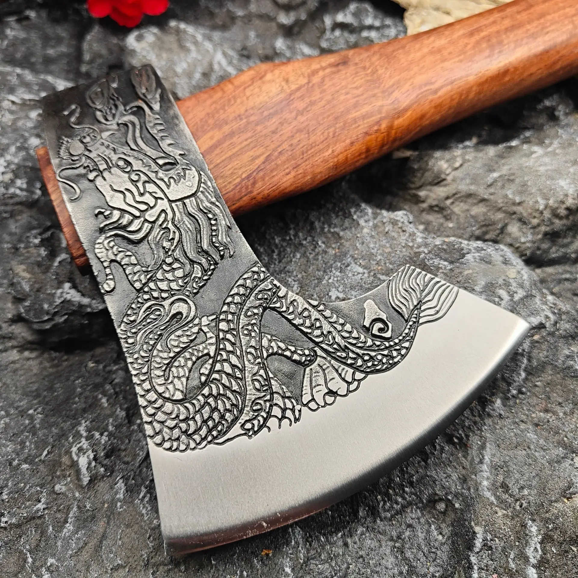 The dragon and phoenix axe head is made of pear wood, which is incredibly smooth and has a first-class ergonomic feel 2