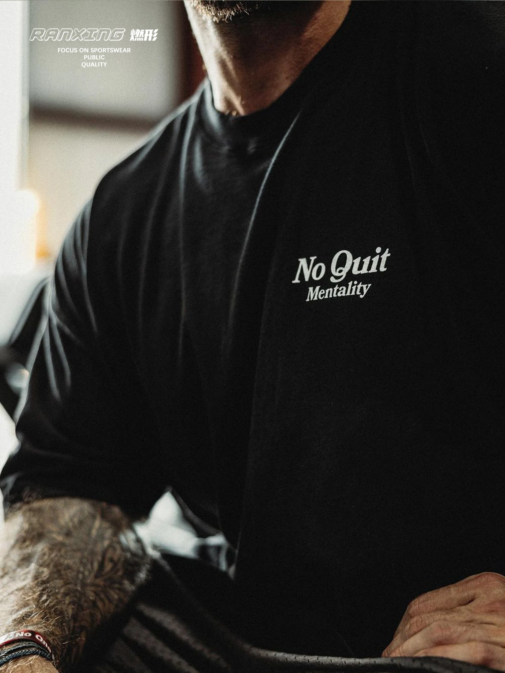 تي شيرت كريس الجديد لعام 2025 بدون توقف للياقة الب...