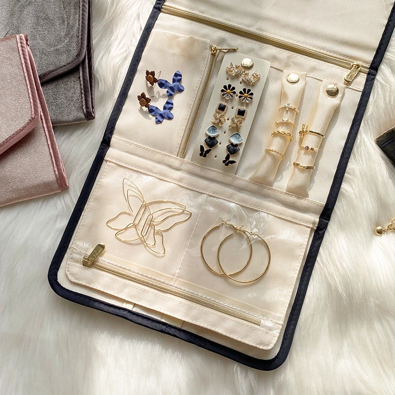 Roll Foldable Jewelry Case: Your Travel Companion Roll Foldable Jewelry Case: Your Travel Companion