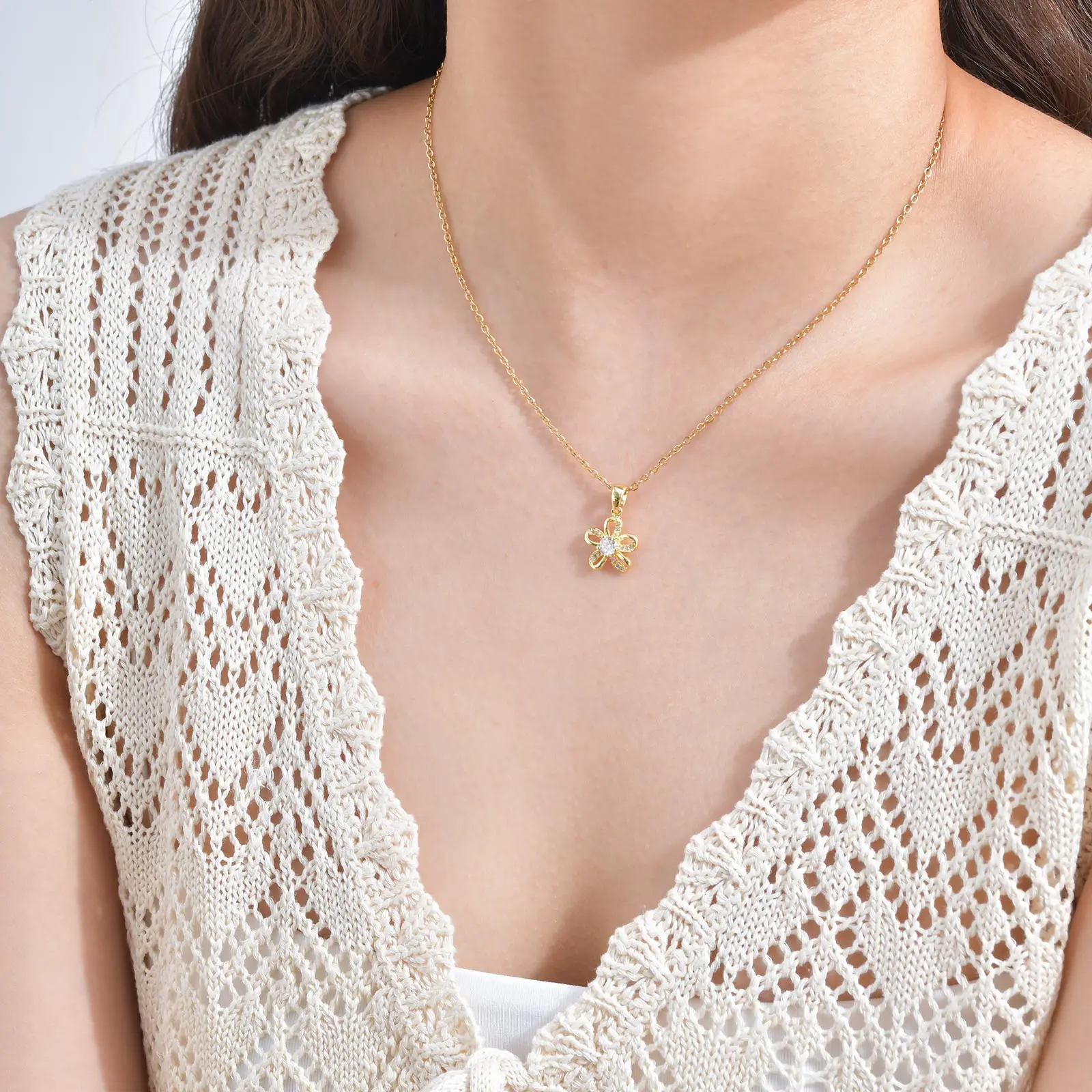 Vergoldete Halskette mit kubischem Zirkon-Schmetterlings-Blumen-Anhänger für Frauen, hochwertige Kupfer-Charm-Halskette, zierlicher Luxusschmuck – Detail 4