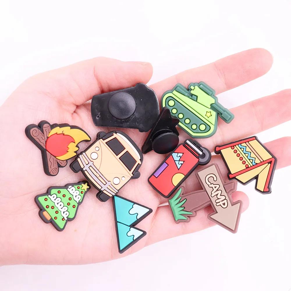 1PCS PVC 구두 매력 Kawaii 탱크 종이 비행기 버스 태극권 글로브 스노우 마운틴 커피 가이드 로그인 화재 더미 카메라 버클 방해물