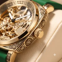 Une montre décontractée et élégante pour homme, de couleur jaune-vert, dotée d’un bracelet orné de motifs gravés complexes et d’un mouvement mécanique entièrement automatique. 5