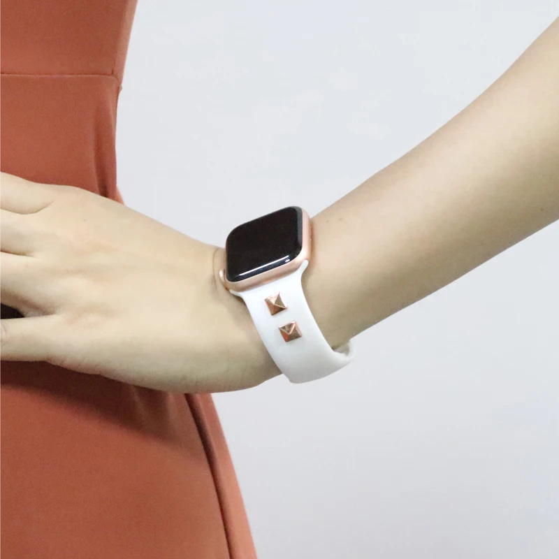 Ремешок силиконовый для Apple Watch Series 7 SE 6 5 4 3 2 спортивный браслет с заклепками iWatch 38