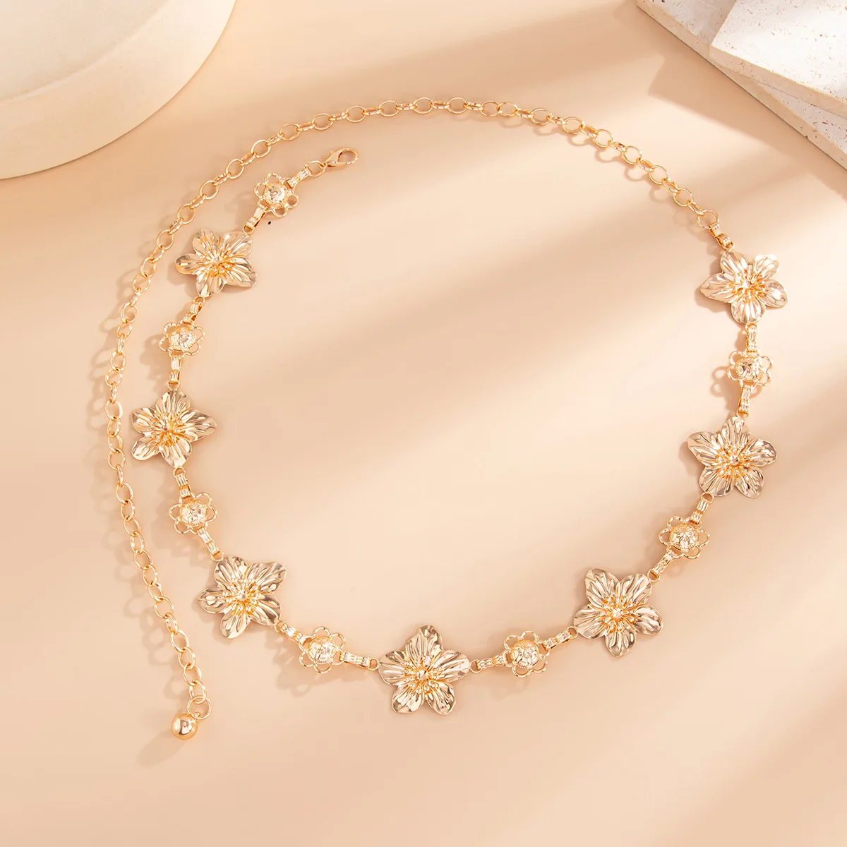 Luxuriöse Blumenapplikation, Körperkette, schwüle Allure, Multi-Link-Metall-Taillenschmuck, handwerklich gefertigte Damen-Akzent-Couture-Abend-Glam – Detail 4