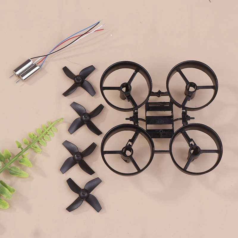 Paire d'hélices de drone en plastique transparent, montrant les pales incurvées pour une meilleure portance.
