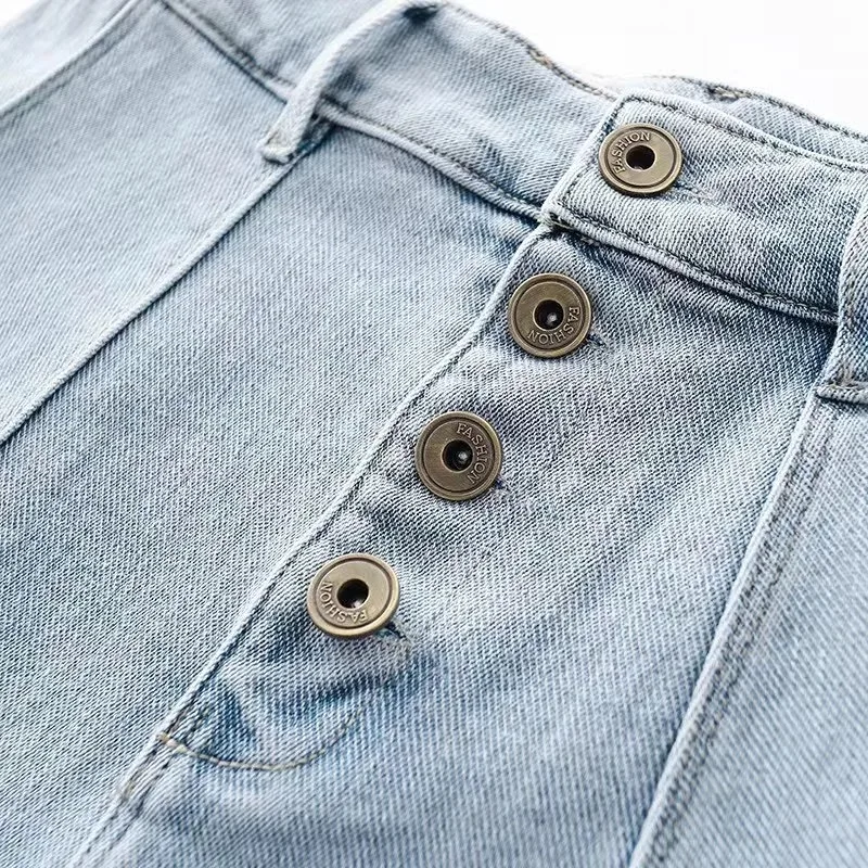 Рисунок 2 - Женская джинсовая юбка на пуговицах