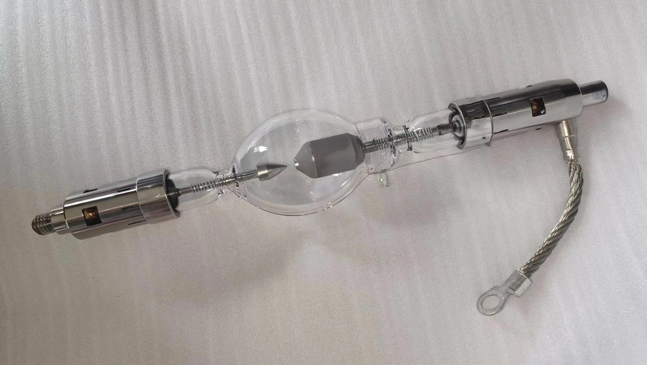 4000wattxenonlampreplacingtheUSHIOPXL40BAbulbBarcoprojector