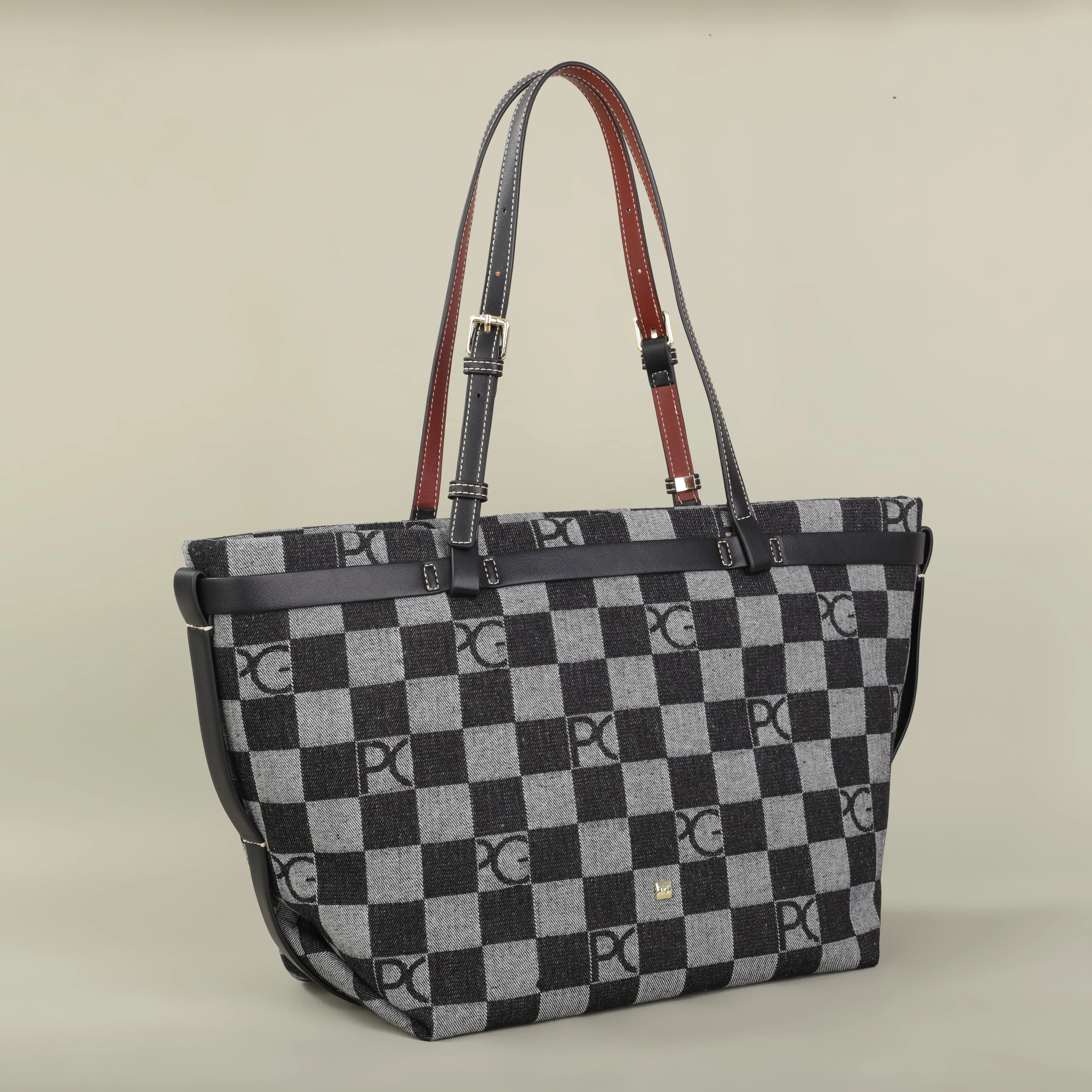 Functional tote layout