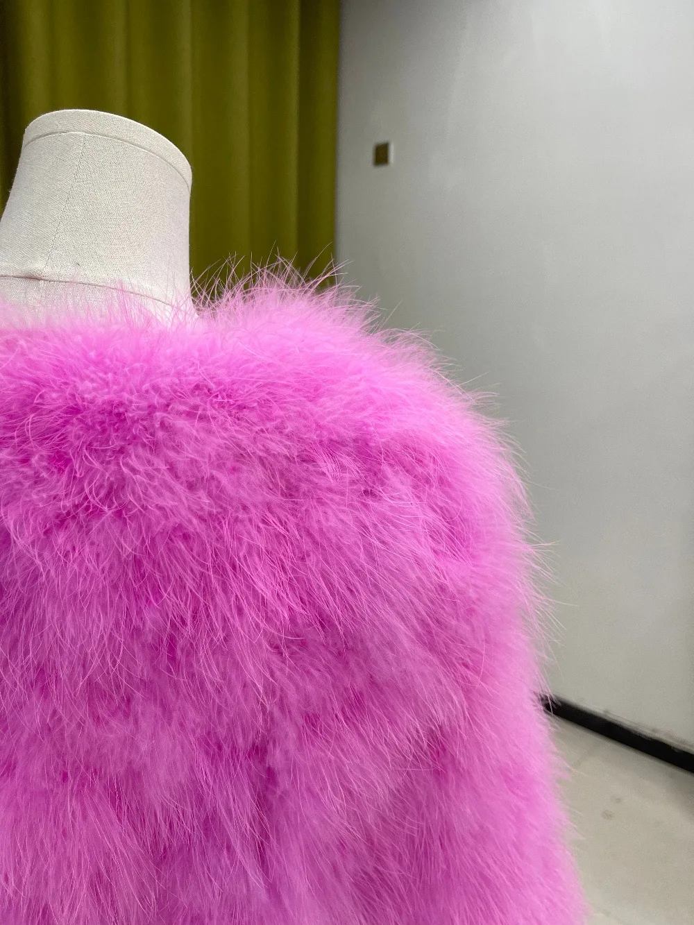 Neue Damenjacke aus Truthahnfedern, 53 Zentimeter lang, mit flauschigen Straußenfedern an den Ärmelbündchen. Diese Lederjacke ist weich. – Detail 11