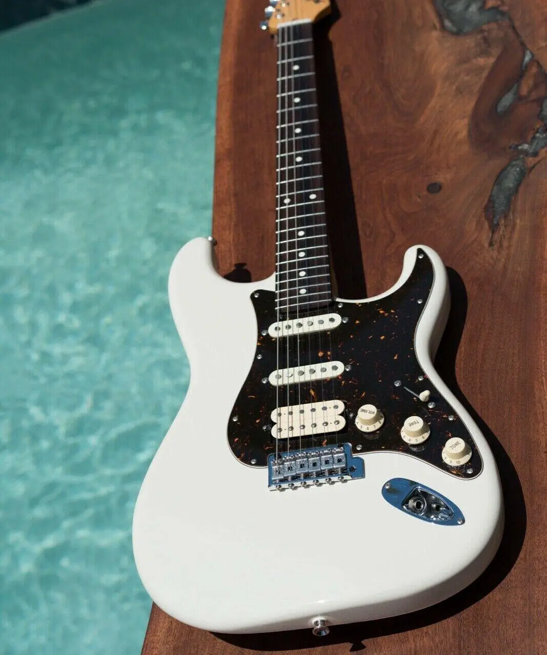 

Фабричная винтажная белая электрическая гитара с красивым тембром из красного дерева